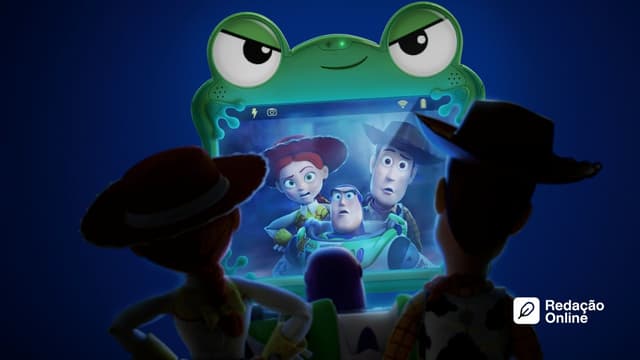 Personagens de brinquedo diante de uma tela digital em ambiente infantil