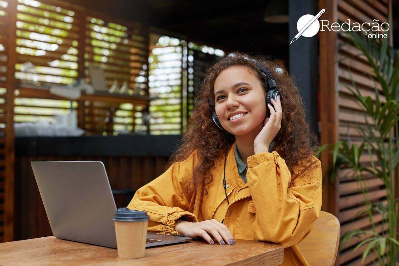 jovem ouvindo música