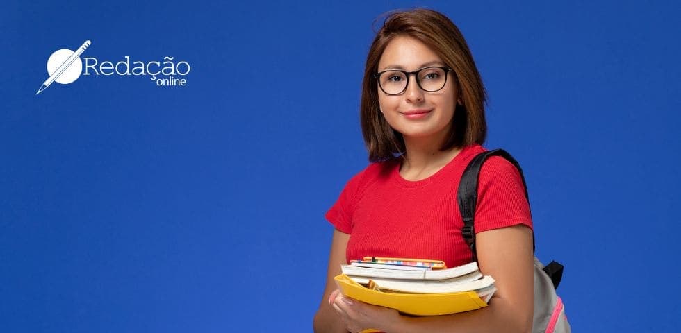 jovem estudante com livros