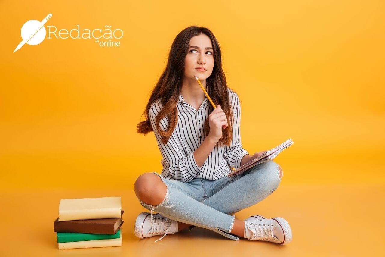 estudante escrevendo e pensando