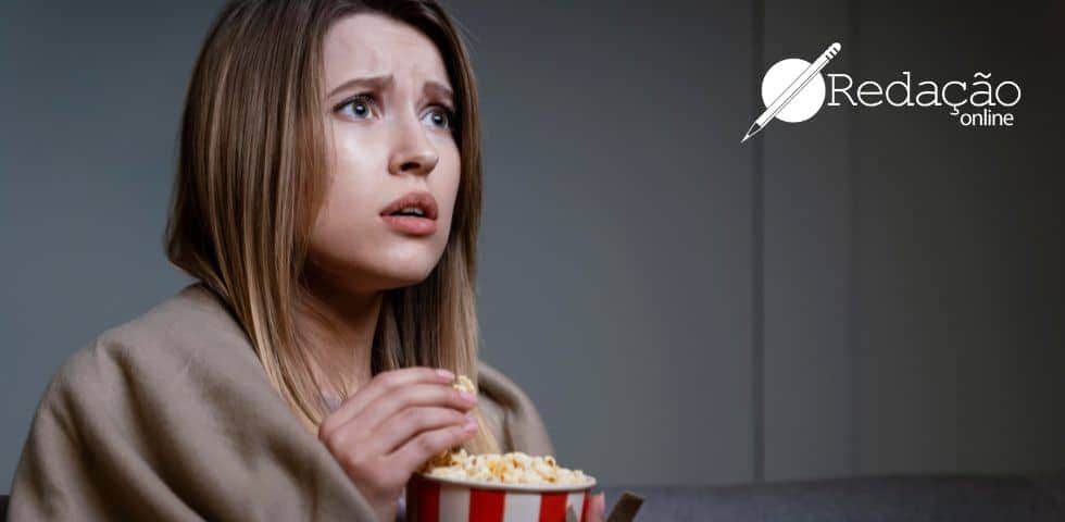 mulher assisntindo filme de terror