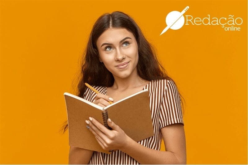 estudante utilizando conjunções em redação