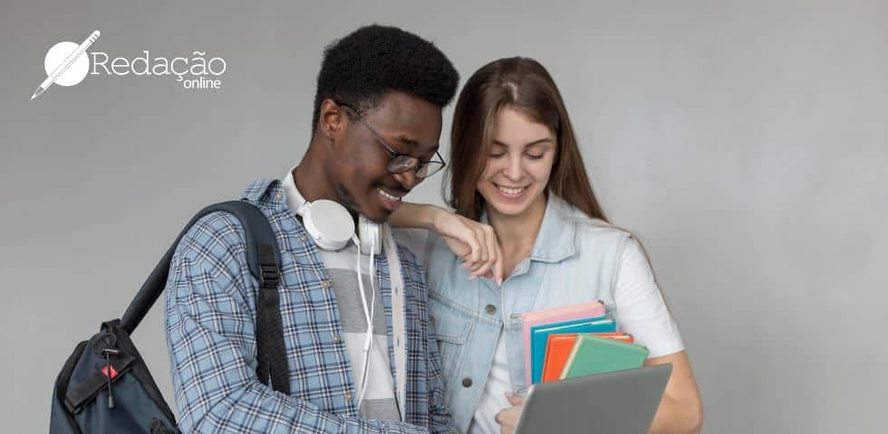 adolescente estudando laptop