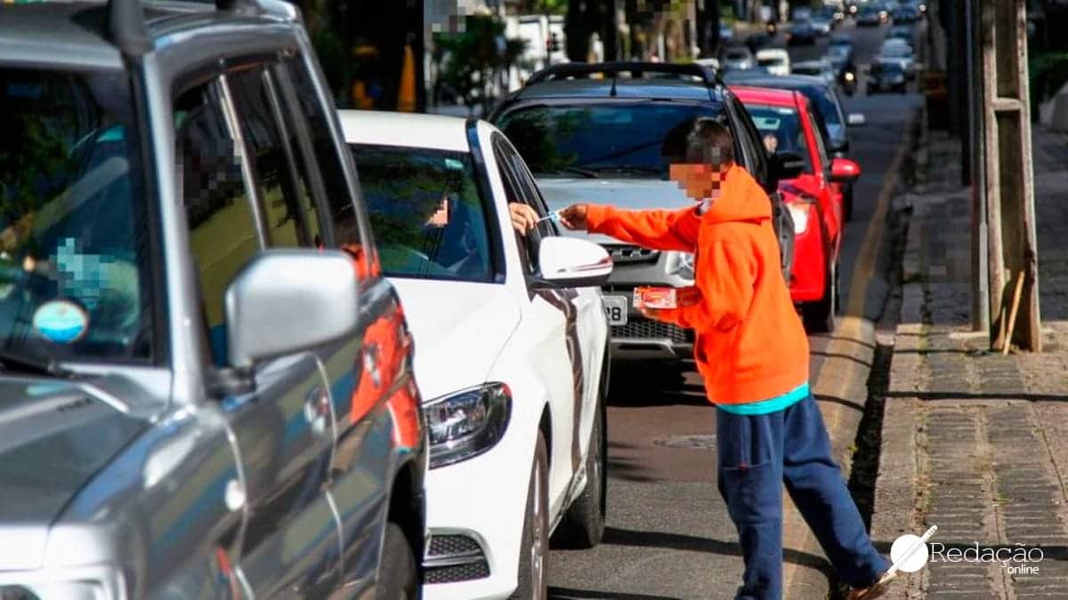 Exploração familiar: sacrifícios emocionais e financeiros enfrentados por jovens no Brasil | Tema de redação