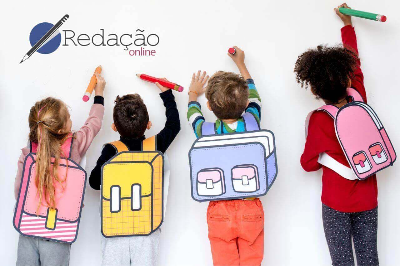 crianças na escola com mochila e lápis na mão