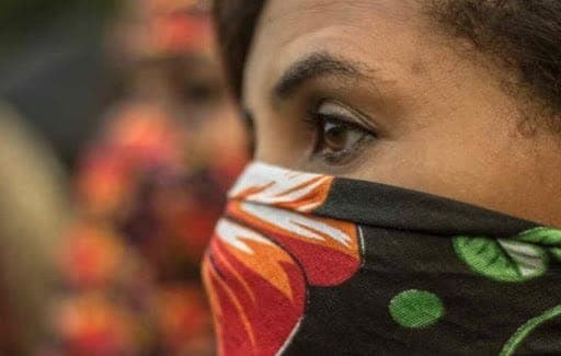 mulher usando máscara