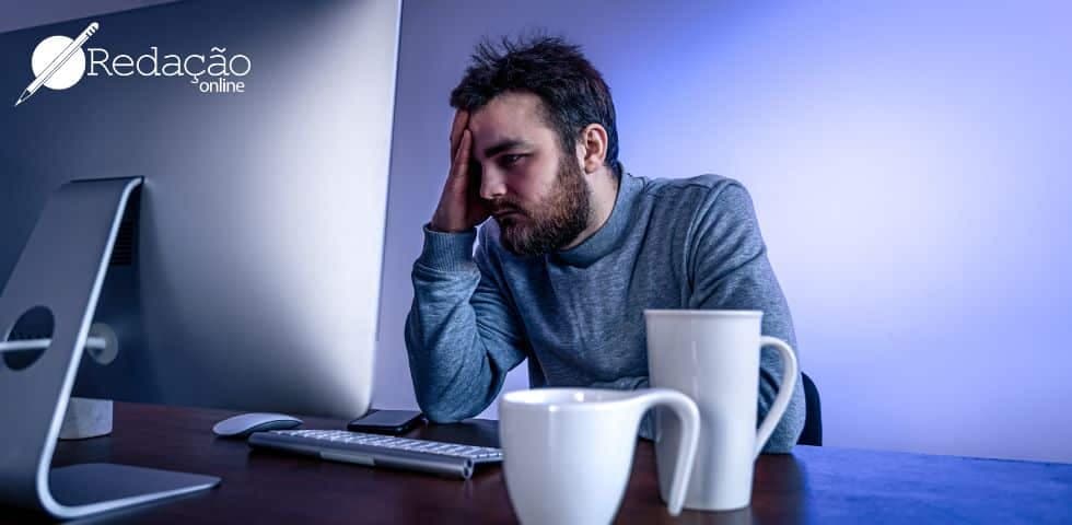 homem trabalhando viciado trabalho