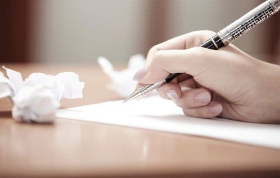 pessoa escrevendo redação