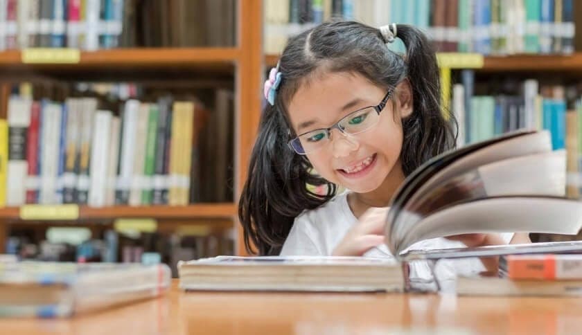 menina aprendendo a ler