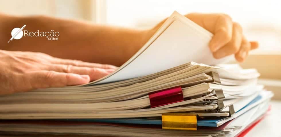 pessoa folheando papeis