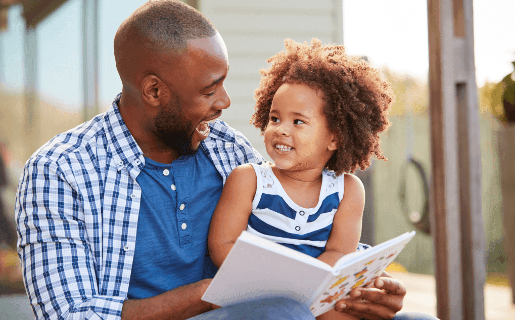 pai lendo para filha