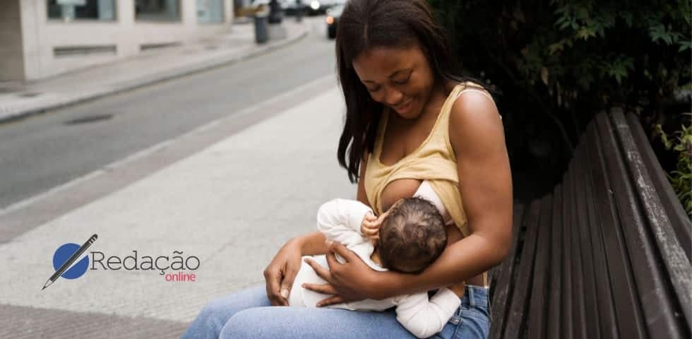 mulher amamentando bebê