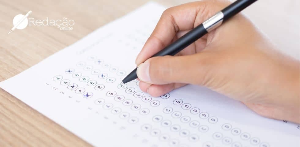 pessoa fazendo prova