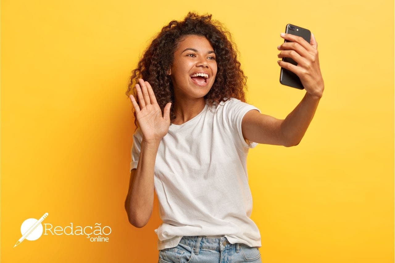 mulher negra fazendo selfie