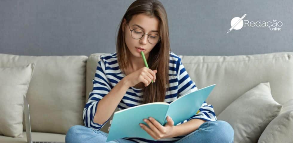 menina sentada no sofá estudando