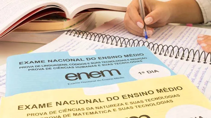 estudante fazendo o enem