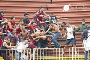 torcedores de futebol brigando n~a arquibancada do estádio