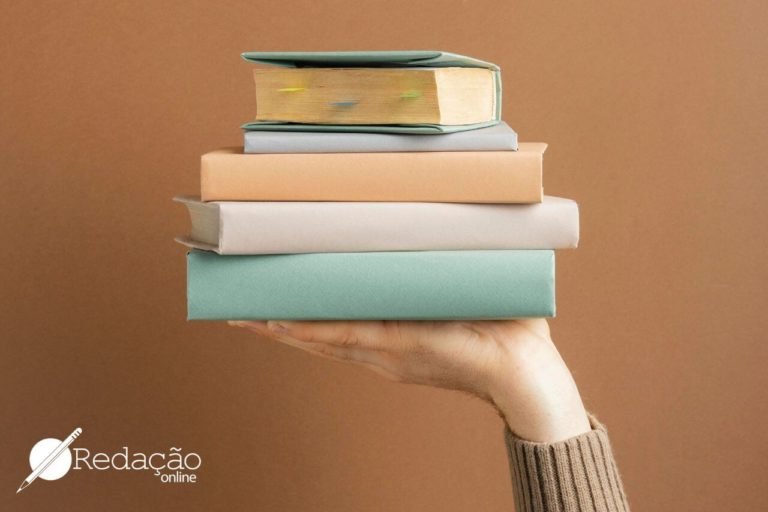 Um braço segurando alguns livros